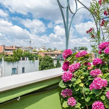Apartment Altido The Lounge Balcony